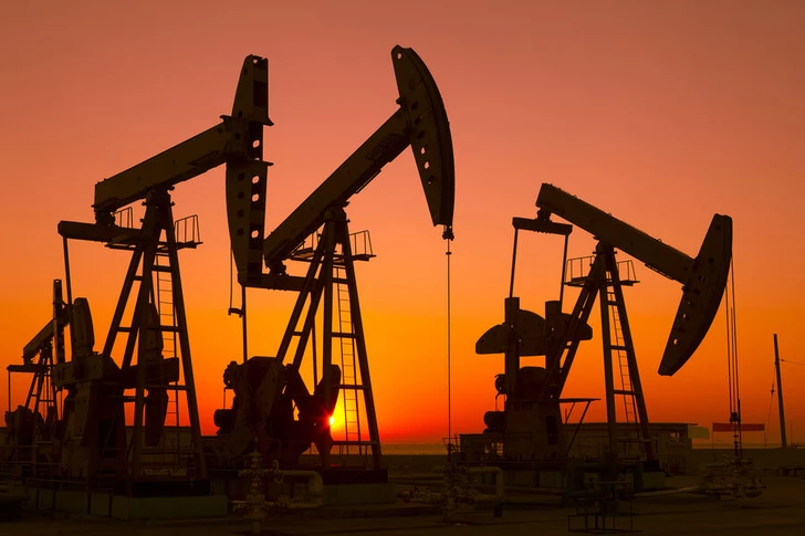 Цена нефти Brent опустилась ниже $99 впервые с 11 мая