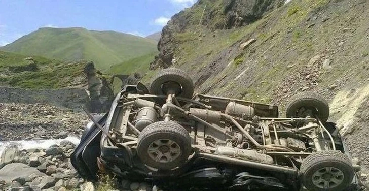 В Кяльбаджаре «Нива» сорвалась с высоты и упала в реку