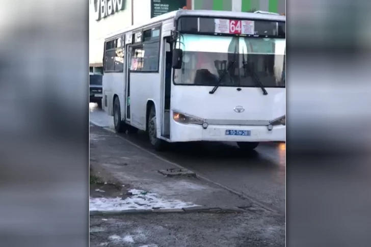 В Баку неисправный автобус оставил пассажиров на холоде