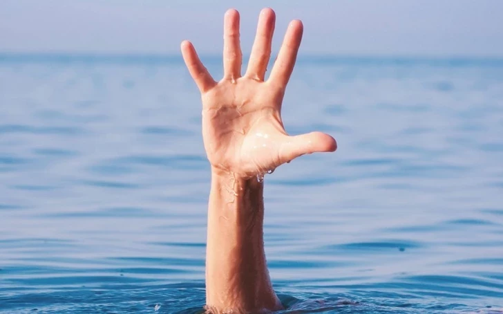 Водолазы МЧС извлекли из моря тела двух утонувших в Бильгях подростков