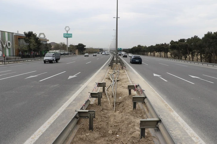 На оживленной бакинской трассе строится надземный пешеходный переход