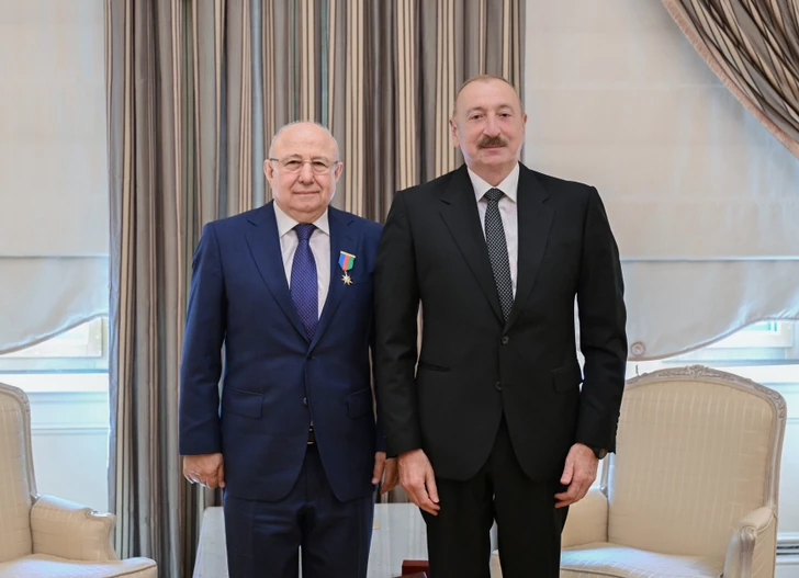 Президент Ильхам Алиев вручил Курбану Курбанову орден «Достлуг»