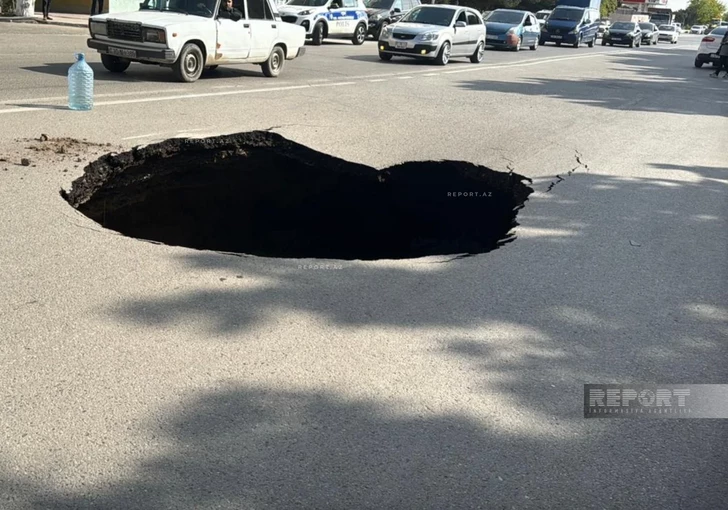 На одной из улиц Сумгайыта обрушилось дорожное покрытие