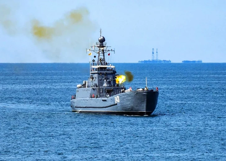 Военные корабли Азербайджана уничтожили разведгруппы условного противника