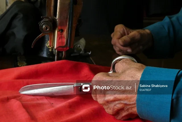Media.az - Новости Азербайджана - 95-летний портной из Шеки, который 80 лет хранит любовь к своему ремеслу. Фоторепортаж