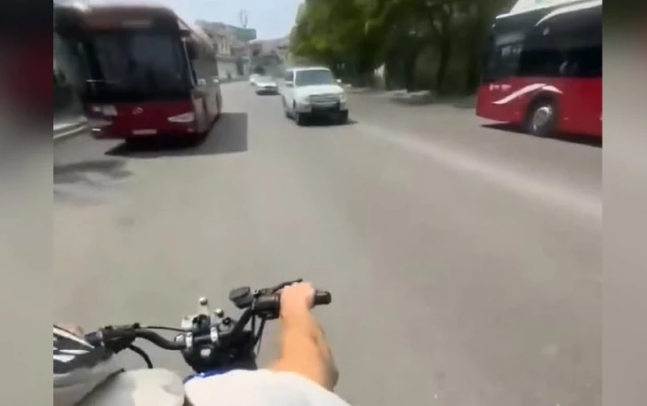 Опасный заезд по встречной полосе в Баку: полиция разыскивает мотоциклиста