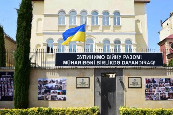 В посольстве Украины в Баку открыта книга соболезнований в память о жертвах атаки РФ
