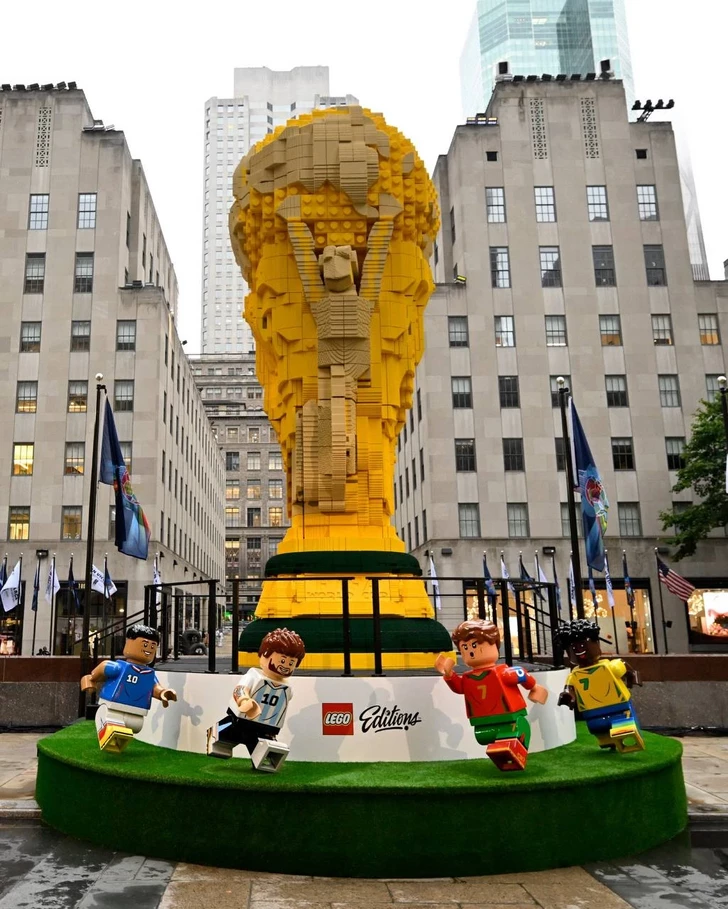 Media.az - Новости Азербайджана - LEGO представила гигантский кубок ЧМ-2026 в Нью-Йорке