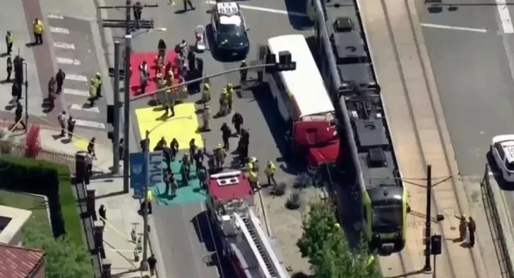 При столкновении поезда метро и автобуса в США пострадали десятки человек