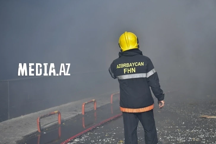 В Баку произошел пожар в жилом доме