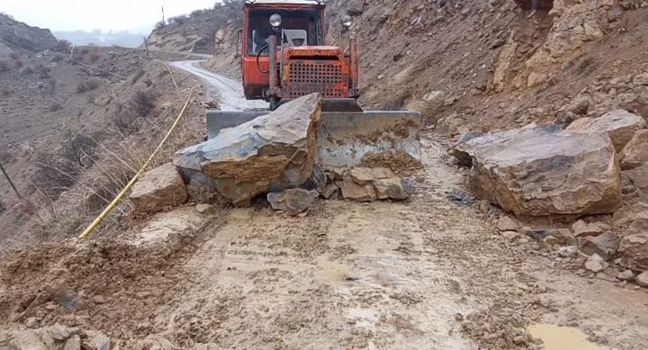 В Нахчыване камнепад перекрыл дорогу