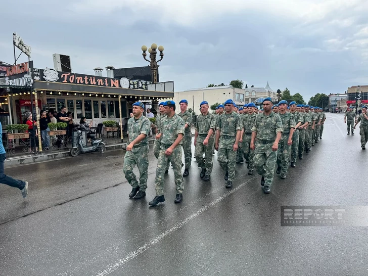 В честь Дня Вооруженных сил в Гяндже проходит торжественный марш военнослужащих