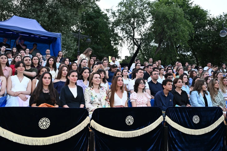 Media.az - Новости Азербайджана - Лейла Алиева и Арзу Алиева посетили летний фестиваль CandyFest и посмотрели шоу цирка на воде