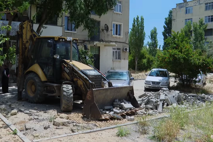 Сняли асфальт и пропали: жители Говсана уже полгода ждут завершения ремонта двора
