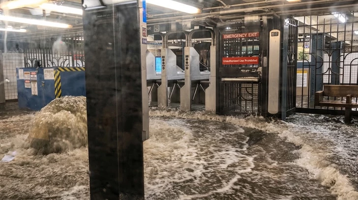 Центральную станцию нью-йоркского метро затопило из-за ливней