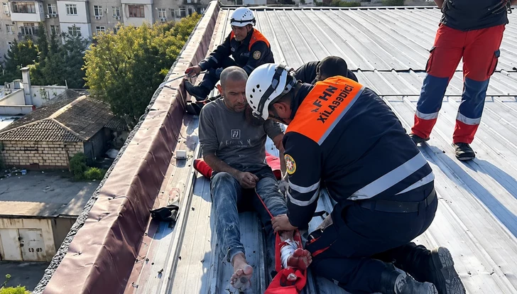 Спасатели МЧС в Сумгайыте эвакуировали с крыши получившего травмы рабочего