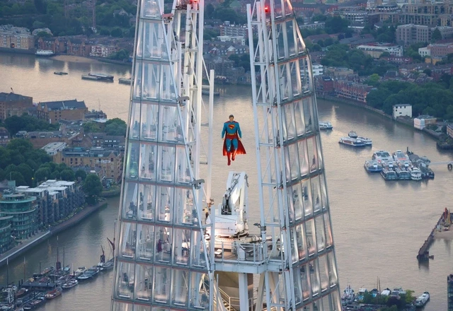 Трехметровый Супермен появился на шпиле небоскреба Shard