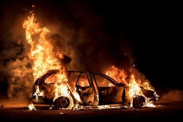 В Лянкяране после столкновения с коровой дотла сгорел автомобиль: пострадавших госпитализировали