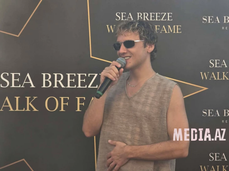 Турецкий певец Эдис Гергюлю получил именную звезду на Sea Breeze Walk of Fame