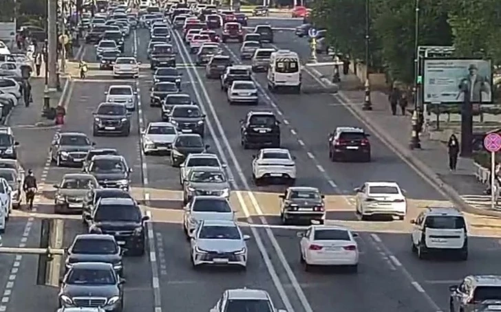 В Баку на ряде улиц и проспектов затруднено движение транспорта