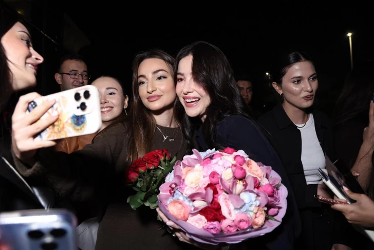 Известная турецкая актриса прибыла в Баку на премьеру фильма «44»