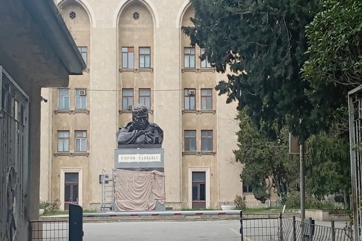 В Баку завершена реставрация бюста Джафара Джаббарлы у киностудии «Азербайджанфильм»