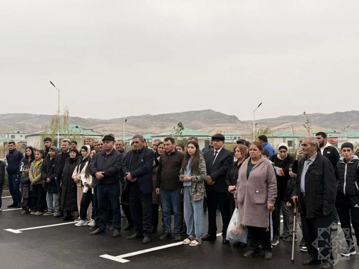 Media.az - Новости Азербайджана - Очередные группы переселенцев прибыли в села Мамедбейли и Хыдырлы, им вручены ключи от домов