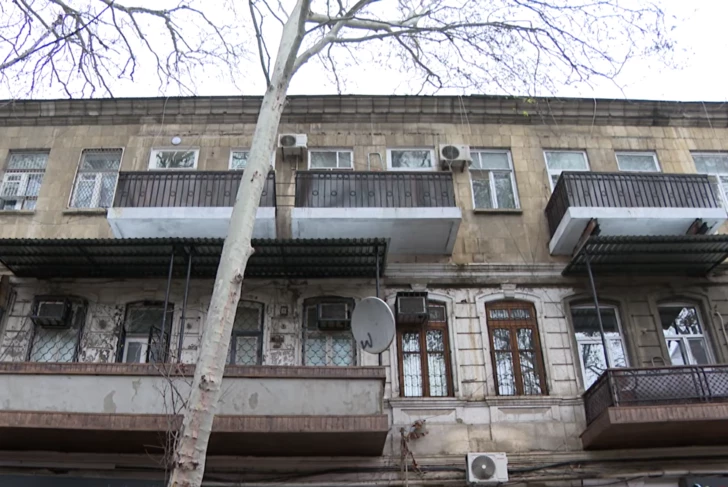 Вместо сноса — покраска фасада: в Баку жильцы ветхого здания требуют переселения
