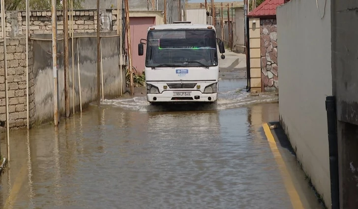 Дренажная система в бакинском поселке не справляется: вода заливает дома и дворы