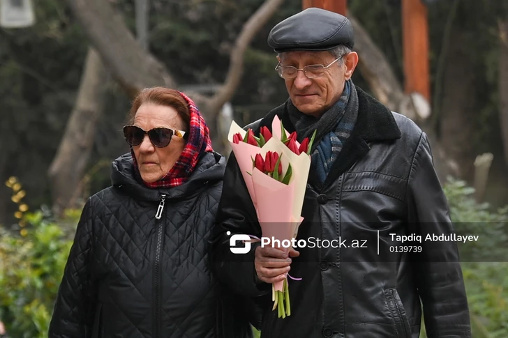 8 Марта в Баку: цветы, подарки и праздничное настроение