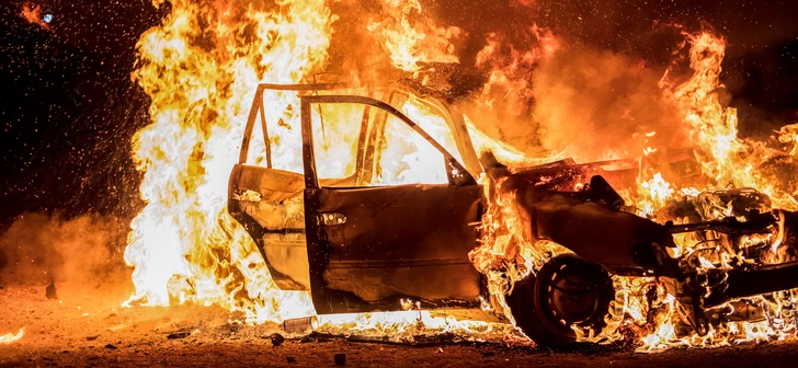 В столице сгорел легковой автомобиль