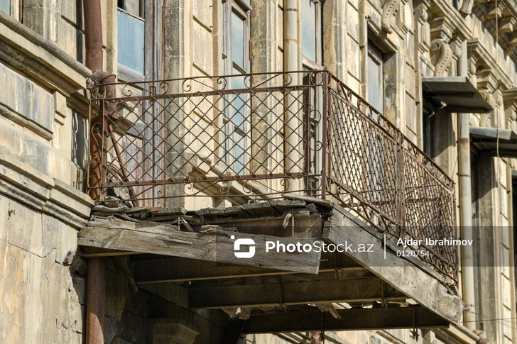 Опасность над головой: ветхие балконы Баку угрожают горожанам