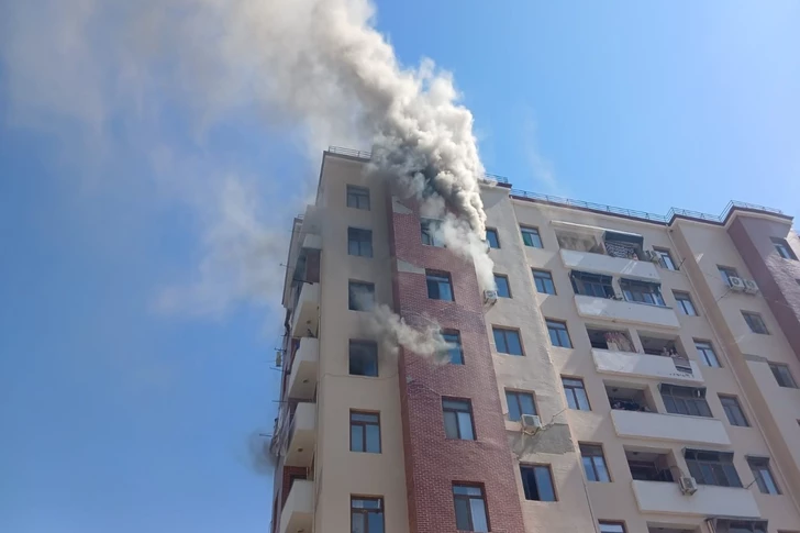 В Мингячевире произошёл пожар в здании, жильцы эвакуированы