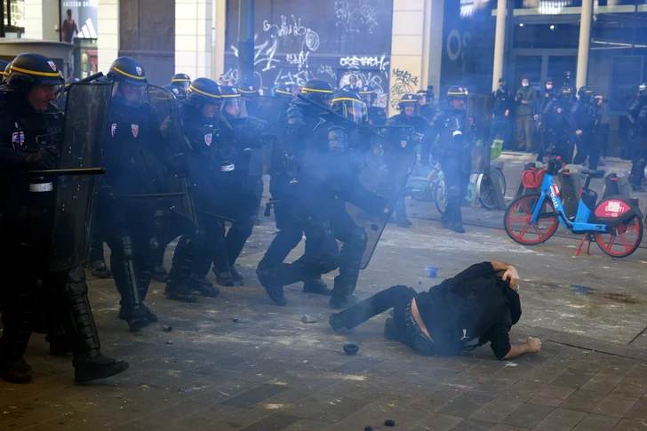 Беспорядки во Франции: протесты против роста цен переросли в столкновения с полицией