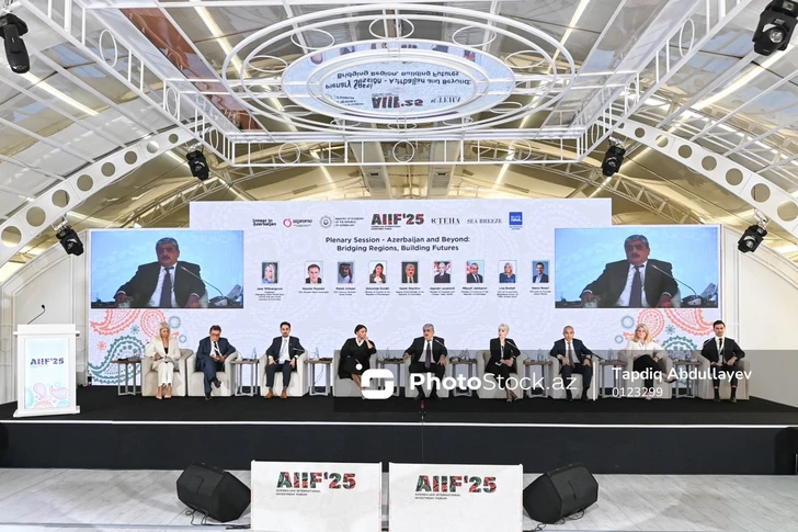 Министр экономики Азербайджана принял участие в пленарной сессии в рамках AIIF 2025