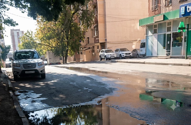 В Бинагадинском районе Баку из-за скопления воды на дорогах затруднено движение