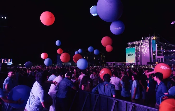 Media.az - Новости Азербайджана - Второй день DREAM FEST 2026 подарил зрителям яркие выступления мировых и отечественных звезд