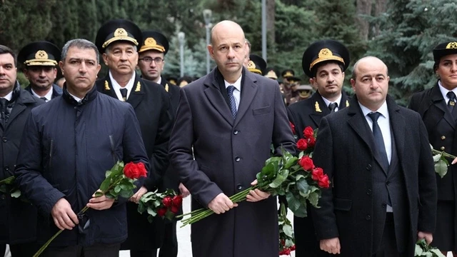 Media.az - Новости Азербайджана - Чиновники Азербайджана посетили могилу Гейдара Алиева