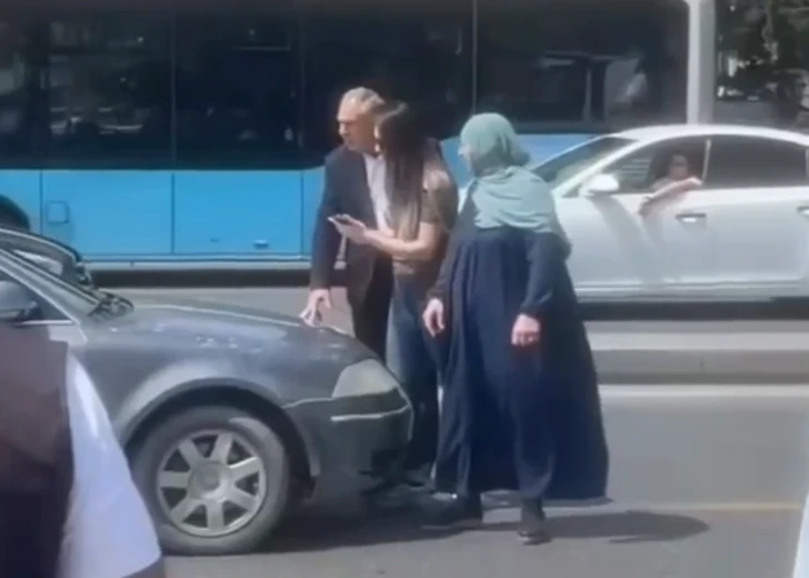 Скандал на дороге в Баку: пешеходы заблокировали автомобиль