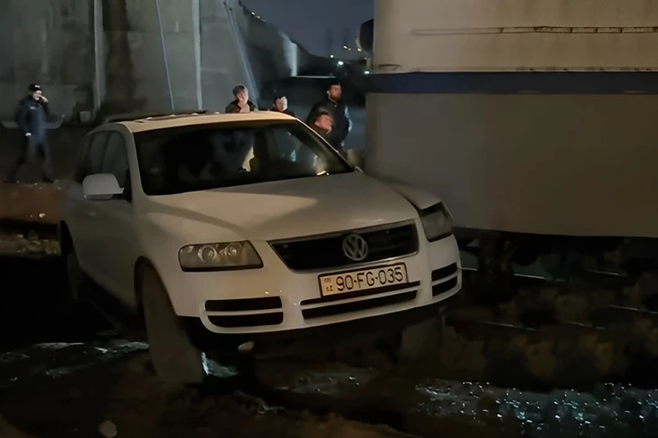 В Баку Volkswagen столкнулся с поездом