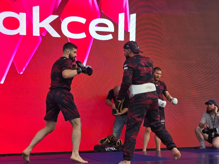 Media.az - Новости Азербайджана - Звезды UFC провели открытую тренировку на Бакинском бульваре