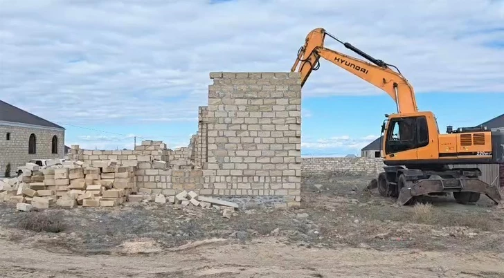 В Гяндже снесены незаконно возведённые строения