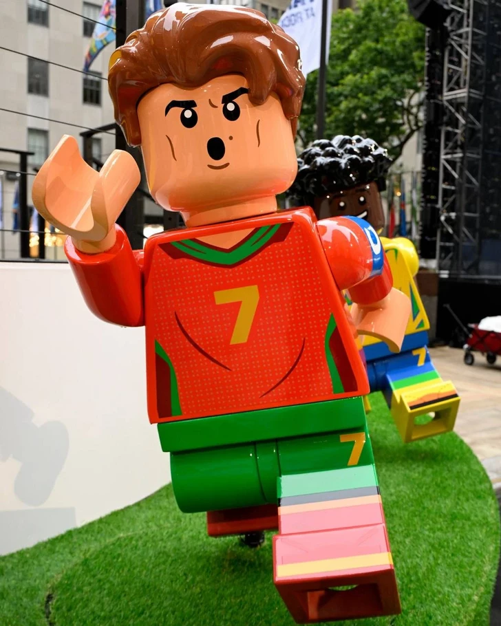 Media.az - Новости Азербайджана - LEGO представила гигантский кубок ЧМ-2026 в Нью-Йорке