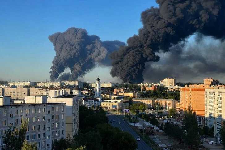 НПЗ в Самарской области России подвергся удару - на территории завода зафиксировано возгорание