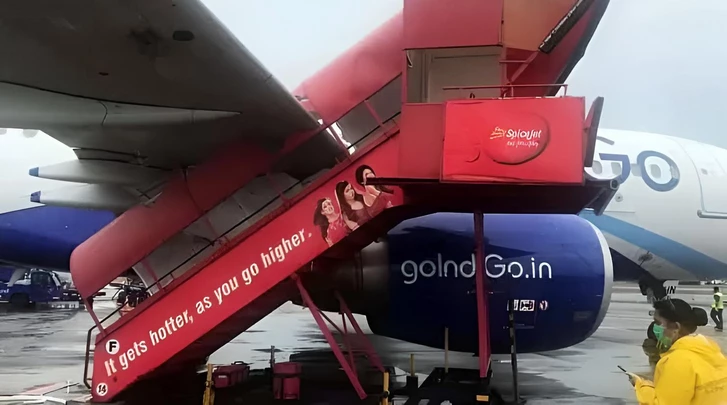 Самолет авиакомпании IndiGo столкнулся с парковочным столбом в аэропорту Индии