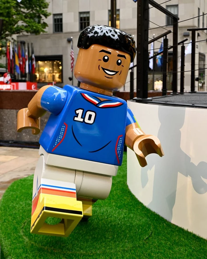Media.az - Новости Азербайджана - LEGO представила гигантский кубок ЧМ-2026 в Нью-Йорке