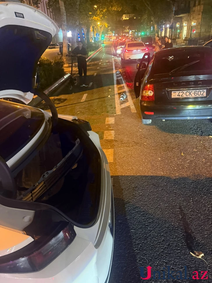 Media.az - Новости Азербайджана - В центре Баку столкнулись LADA Priora и Toyota Prius