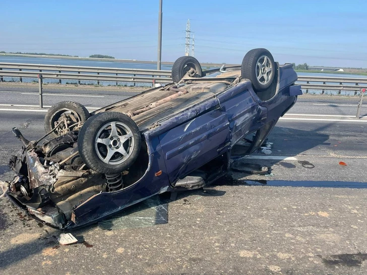 В Баку в результате аварии перевернулась Audi, три человека травмированы
