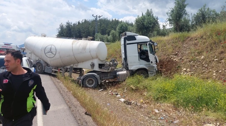 В Турции бетономешалка врезалась в микроавтобус: много погибших и пострадавших