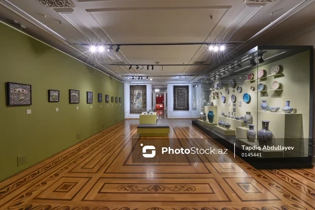 18 тысяч экспонатов под одной крышей: фоторепортаж из Азербайджанского национального музея искусств
